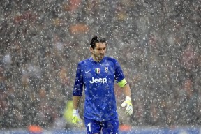 开云官方-青岛黄海队员在场上奋力拼搏，展现团队精神，青岛黄海队服照片